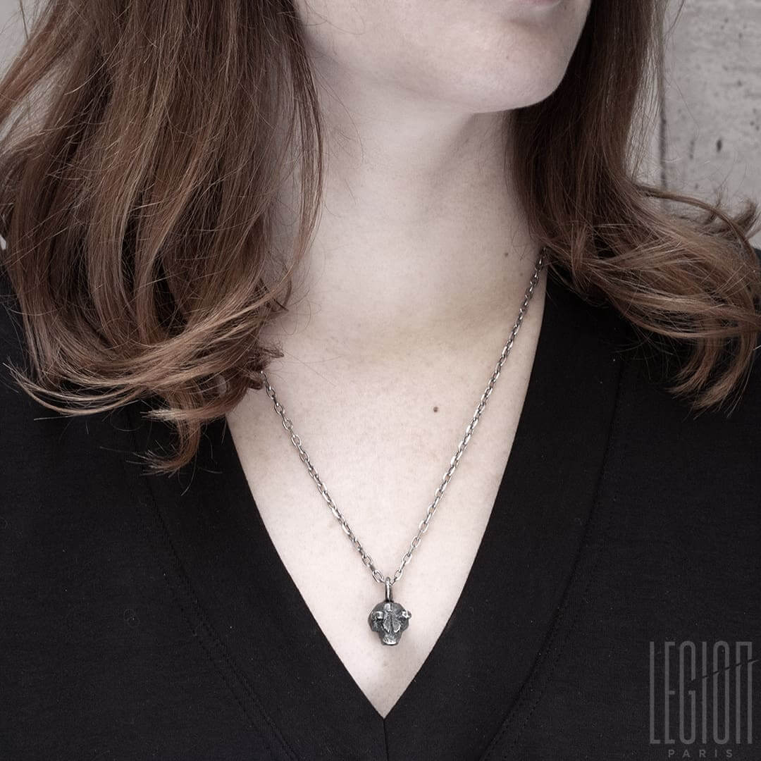 femme rousse portant un tee shirt noir avec un pendentif en forme de tête d'ours en argent noir
