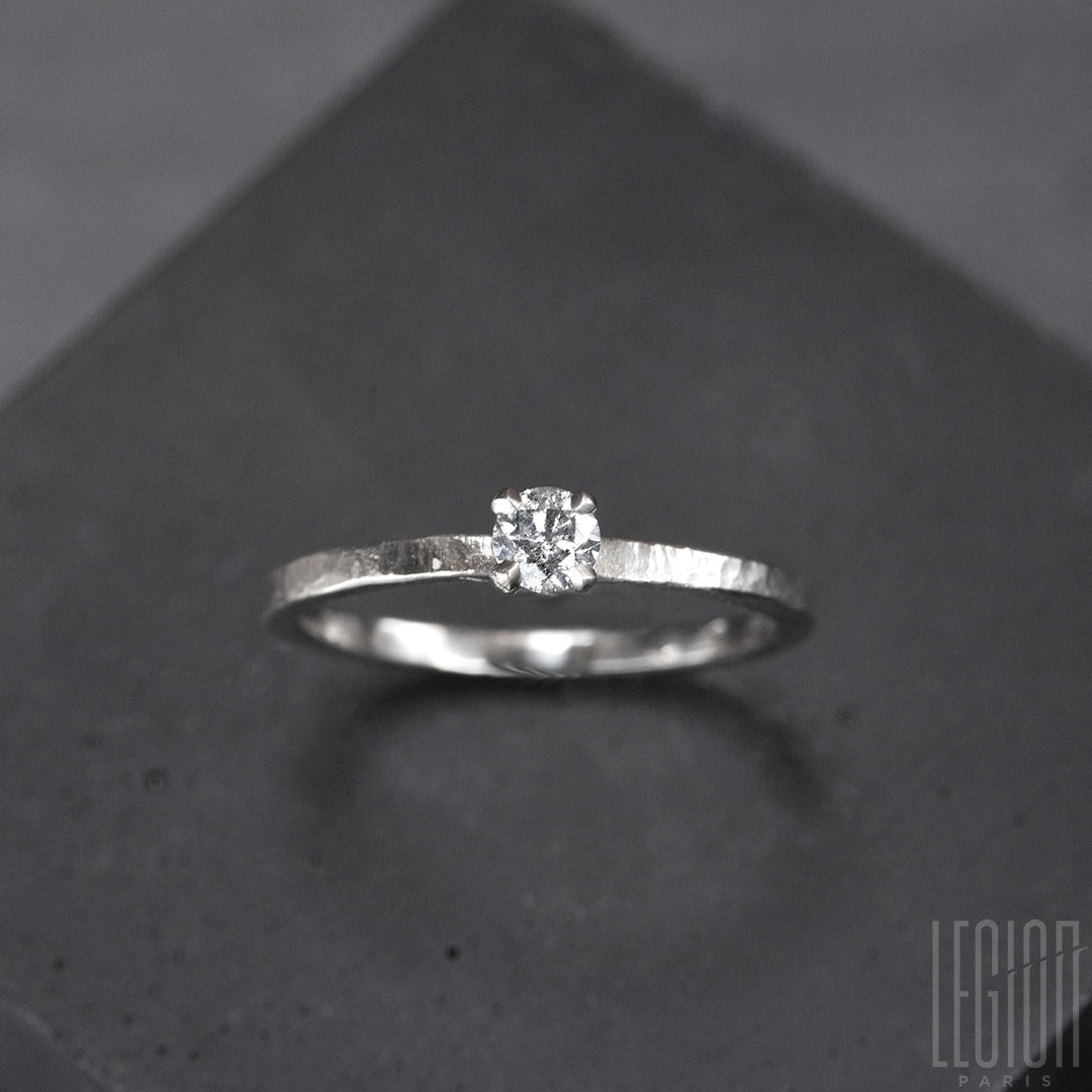 Bague solitaire en or blanc legerement martelé avec un diamant gris rond