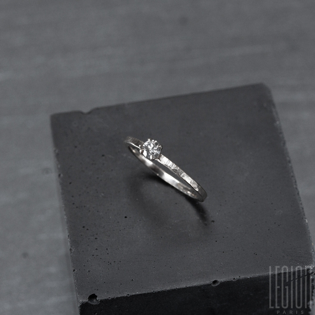 Bague solitaire en or blanc legerement martelé avec un diamant gris rond