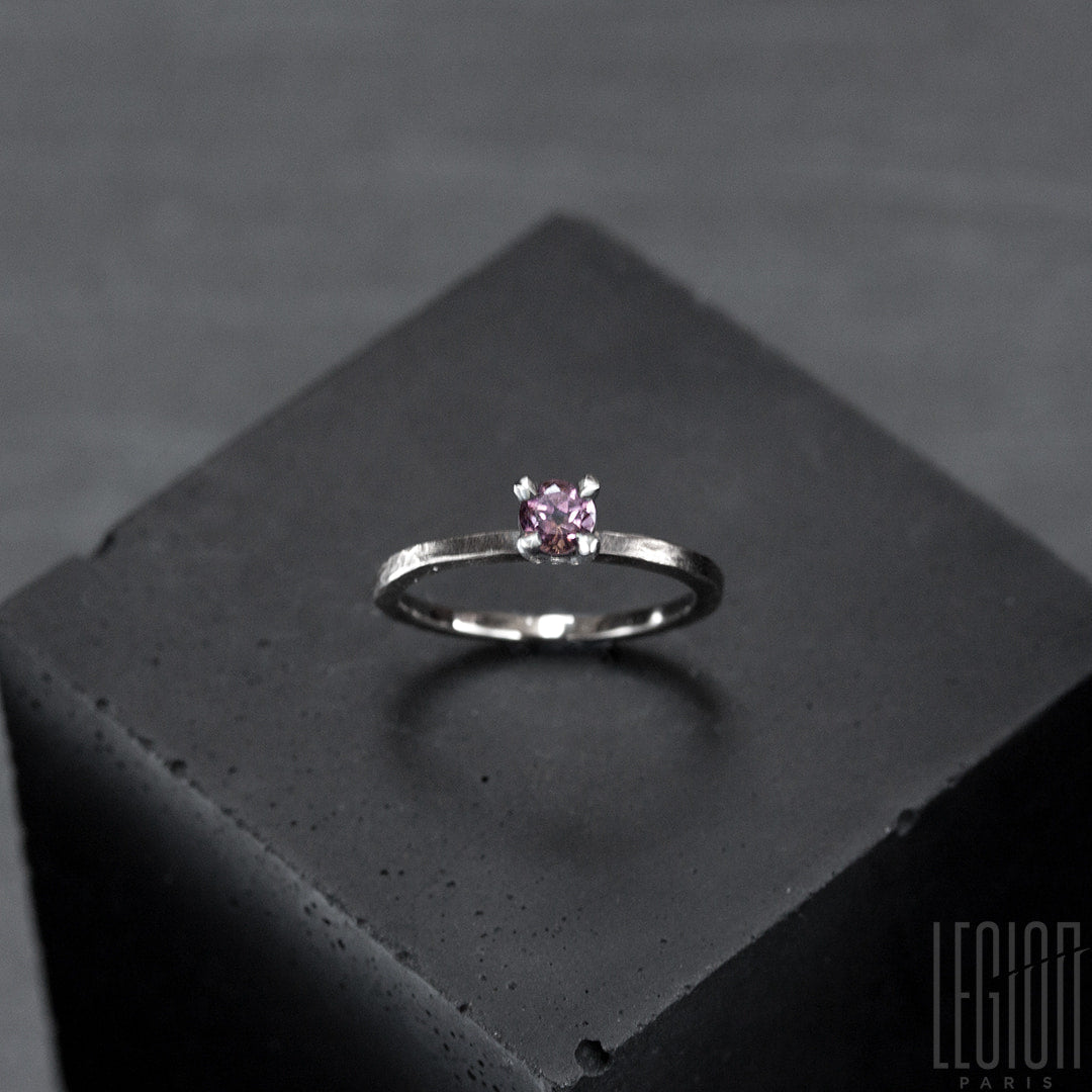 Bague solitaire en or blanc legerement martelé avec une tourmaline rose ronde