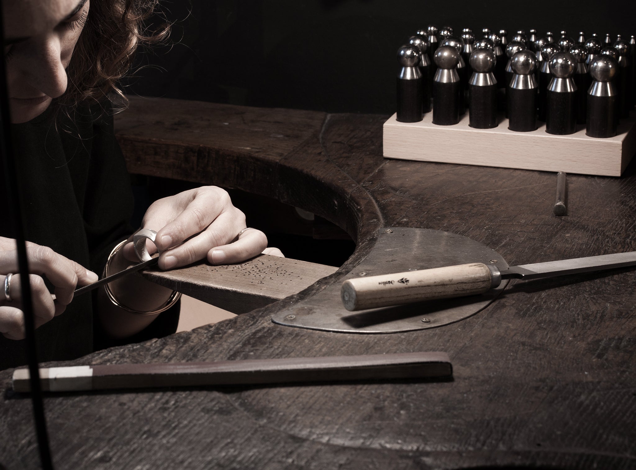 Pourquoi choisir un bijou artisanal ? 5 raisons de faire appel à un joaillier indépendant
