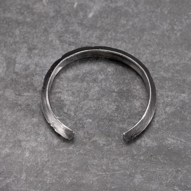 bracelet rigide ouvert pour femme en argent noir avec des diamants gris