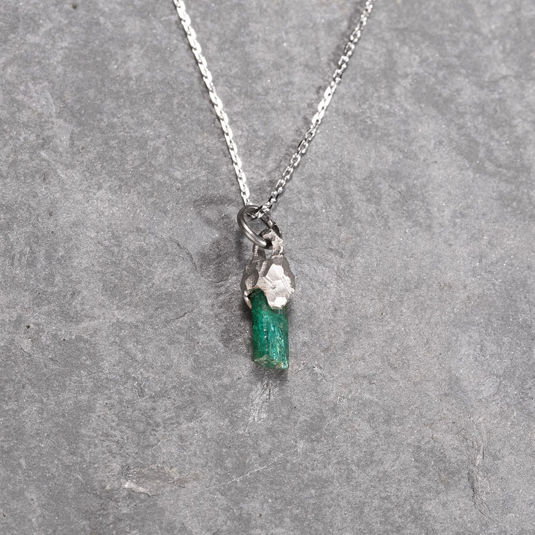 X RUINA PENDENTIF OR BLANC ET EMERAUDE BRUTE