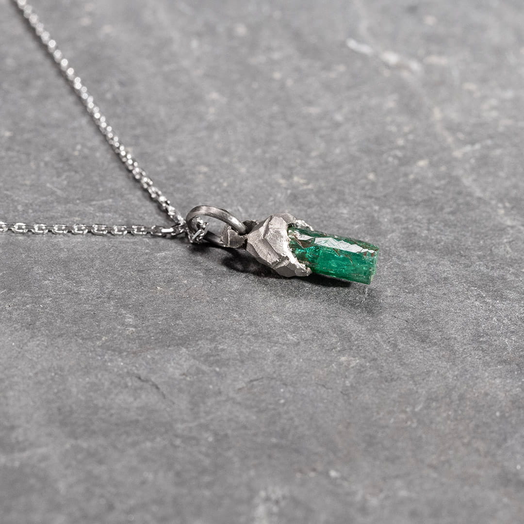 X RUINA PENDENTIF OR BLANC ET EMERAUDE BRUTE