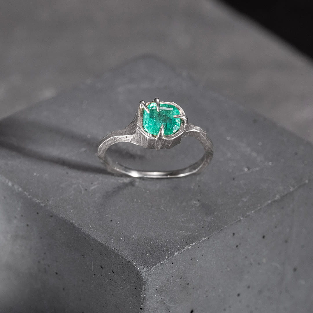 X VIRIDIS SOLITAIRE EN OR BLANC ET EMERAUDE