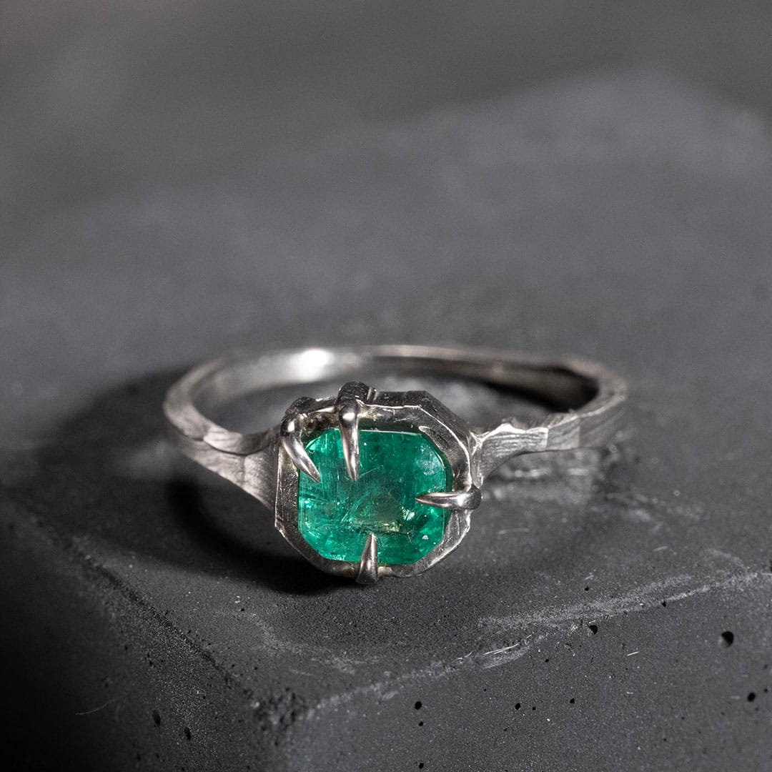 X VIRIDIS SOLITAIRE EN OR BLANC ET EMERAUDE
