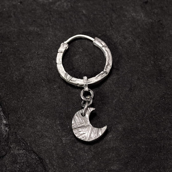 boucle d'oreille creole avec charm lune en argent texturé