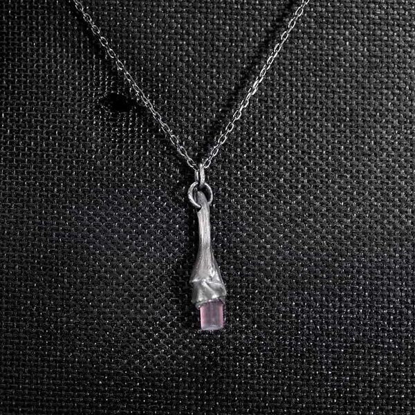 Pendentif en argent noir avec une tourmaline rose grise brute