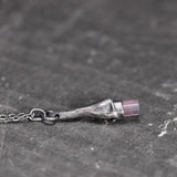 Pendentif en argent noir avec une tourmaline rose grise brute