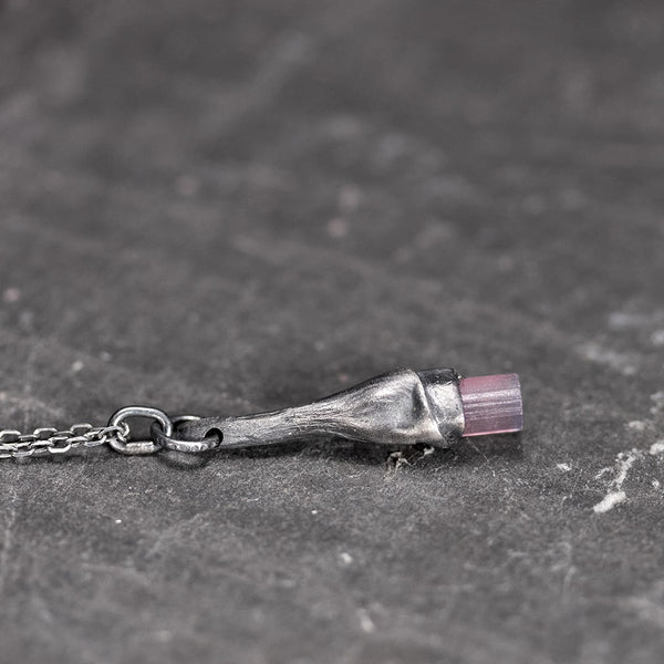 Pendentif en argent noir avec une tourmaline rose grise brute