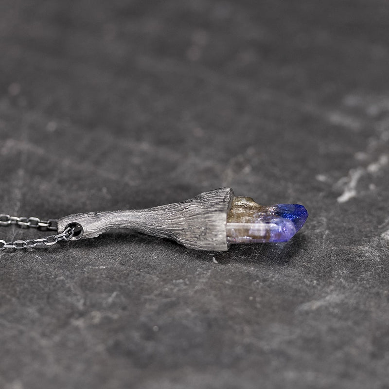 Pendentif en argent noir avec une tanzanite brute bleu indigo