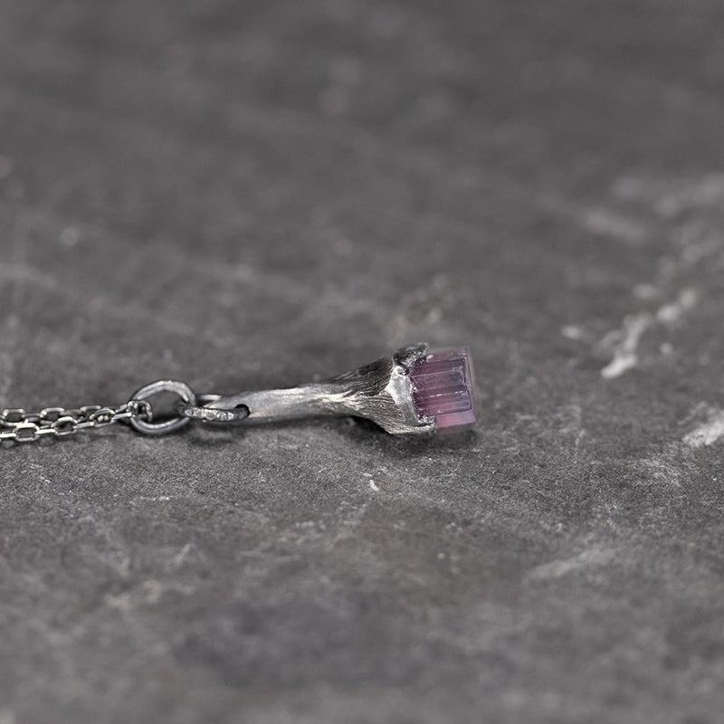 Pendentif en argent noir avec une tourmaline rose grise brute