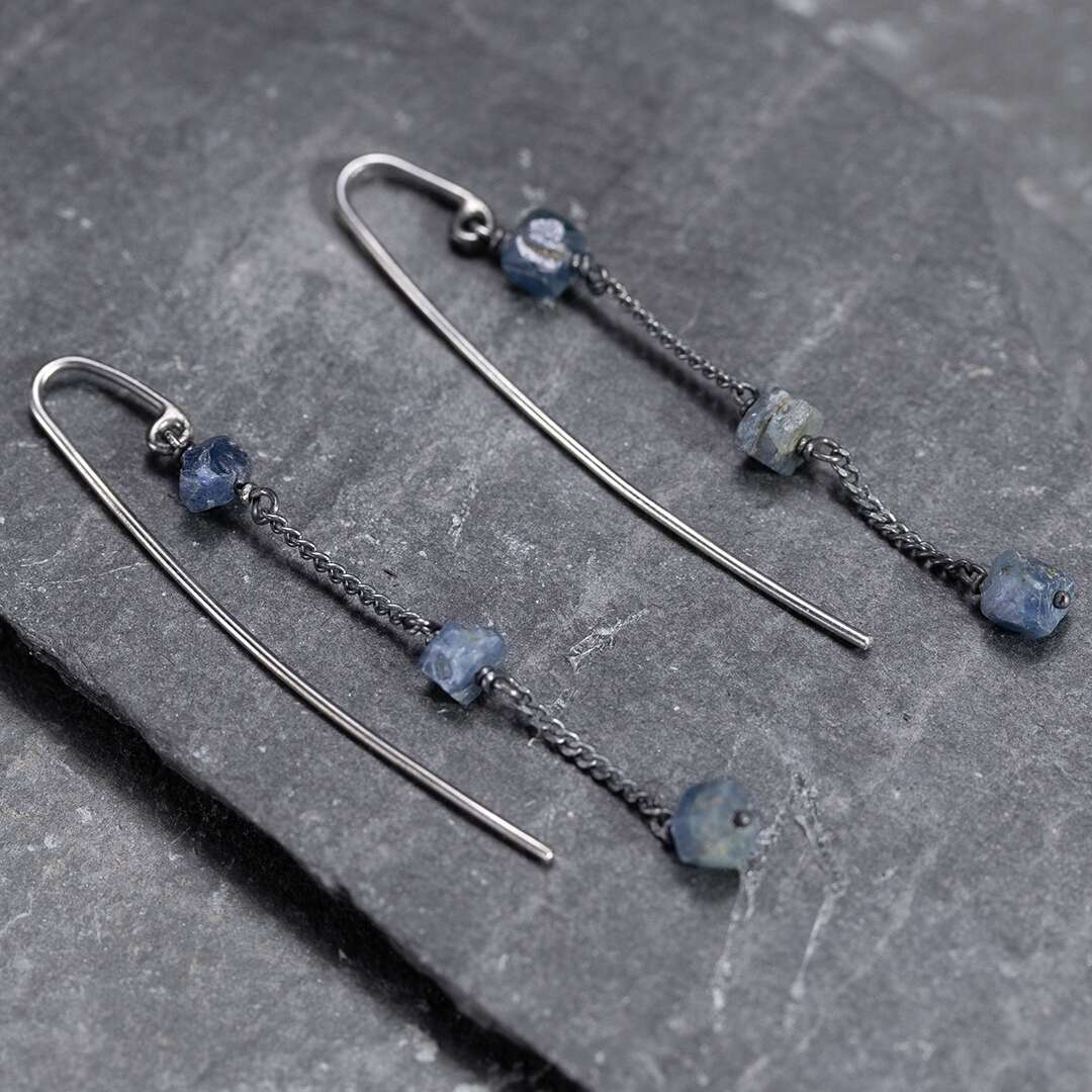 Boucle d'oreilles pour femme en argent et perles de saphirs brutes