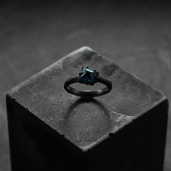 Bague de fiançailles, solitaire, en or noir et saphir bleu noir, anneau facetté, design contemporain. Sur mesure pièce unique. 