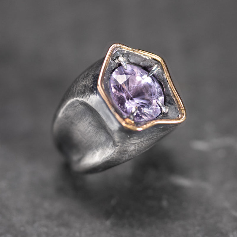 bague massive en argent et or rose avec une pierre centrale améthyste mauve