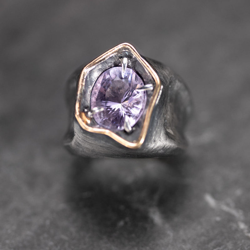 bague massive en argent et or rose avec une pierre centrale améthyste mauve