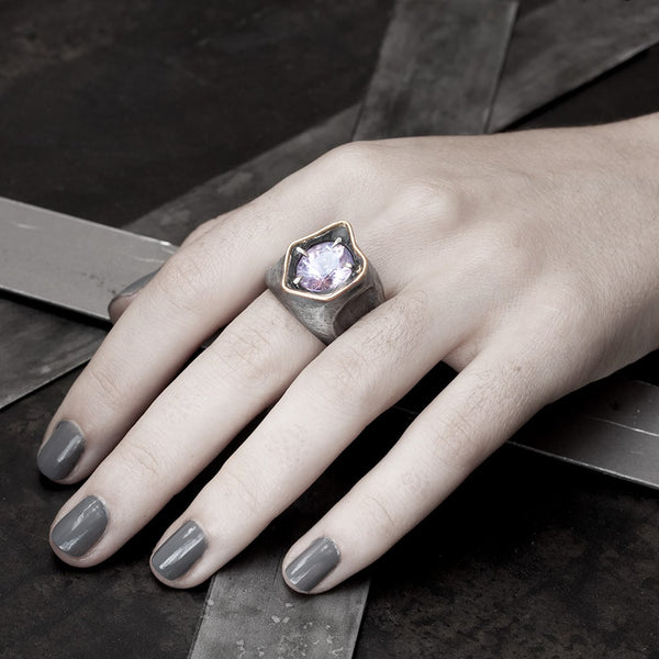 bague massive en argent et or rose avec une pierre centrale améthyste mauve