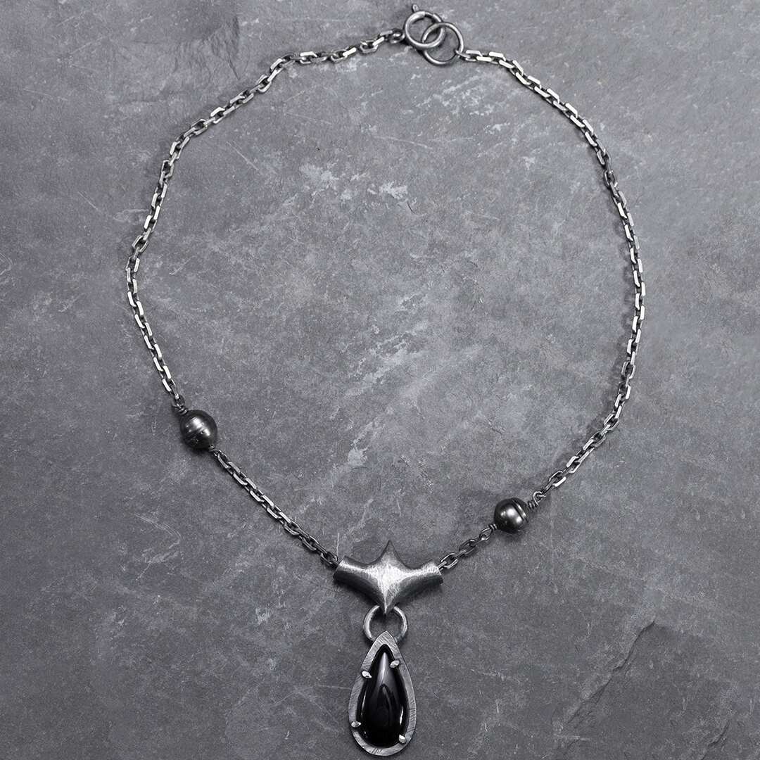 collier en argent, perle de tahiti noir et goutte d'onyx