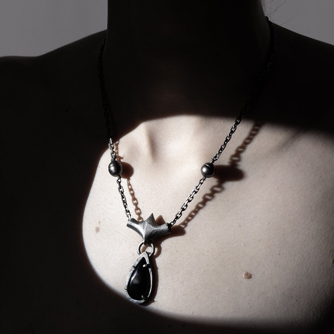 collier en argent, perle de tahiti noir et goutte d'onyx
