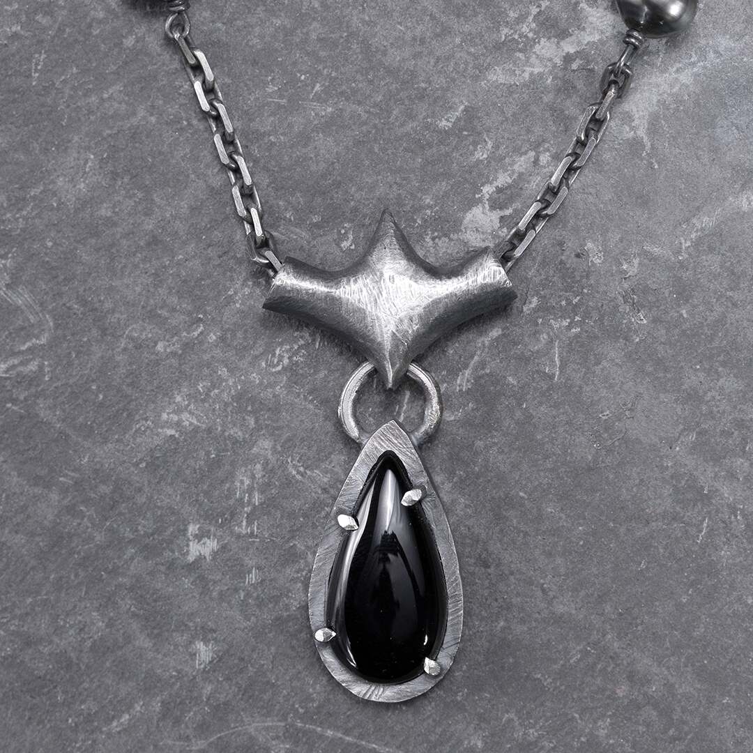 collier en argent, perle de tahiti noir et goutte d'onyx