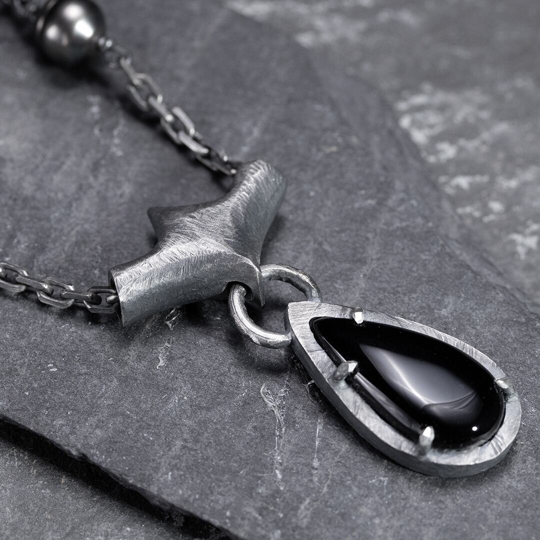 collier en argent, perle de tahiti noir et goutte d'onyx