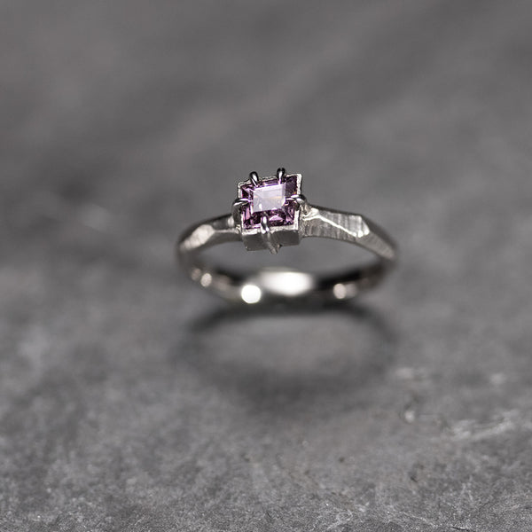 SOLITAIRE RING IN WHITE GOLD WITH PINK STONE