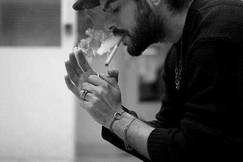 homme fumant une cigarette portant des bijoux legion paris 