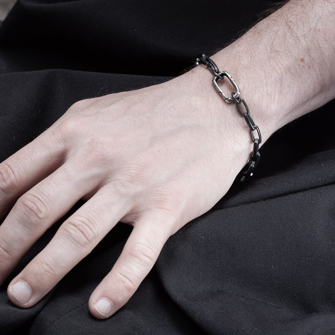 Bracelet en argent pour homme en chaine avec un anneau sculpté