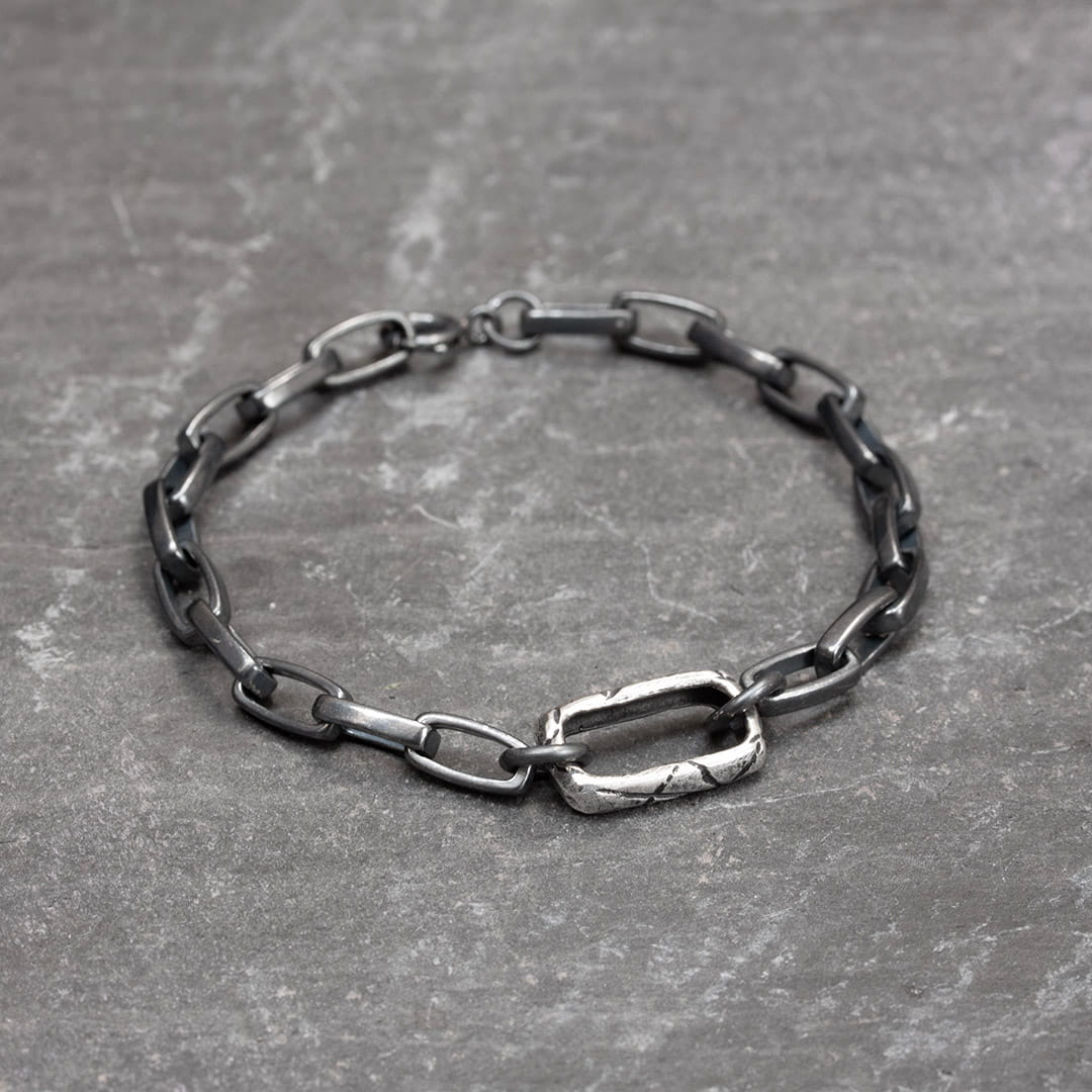 Bracelet en argent pour homme en chaine avec un anneau sculpté