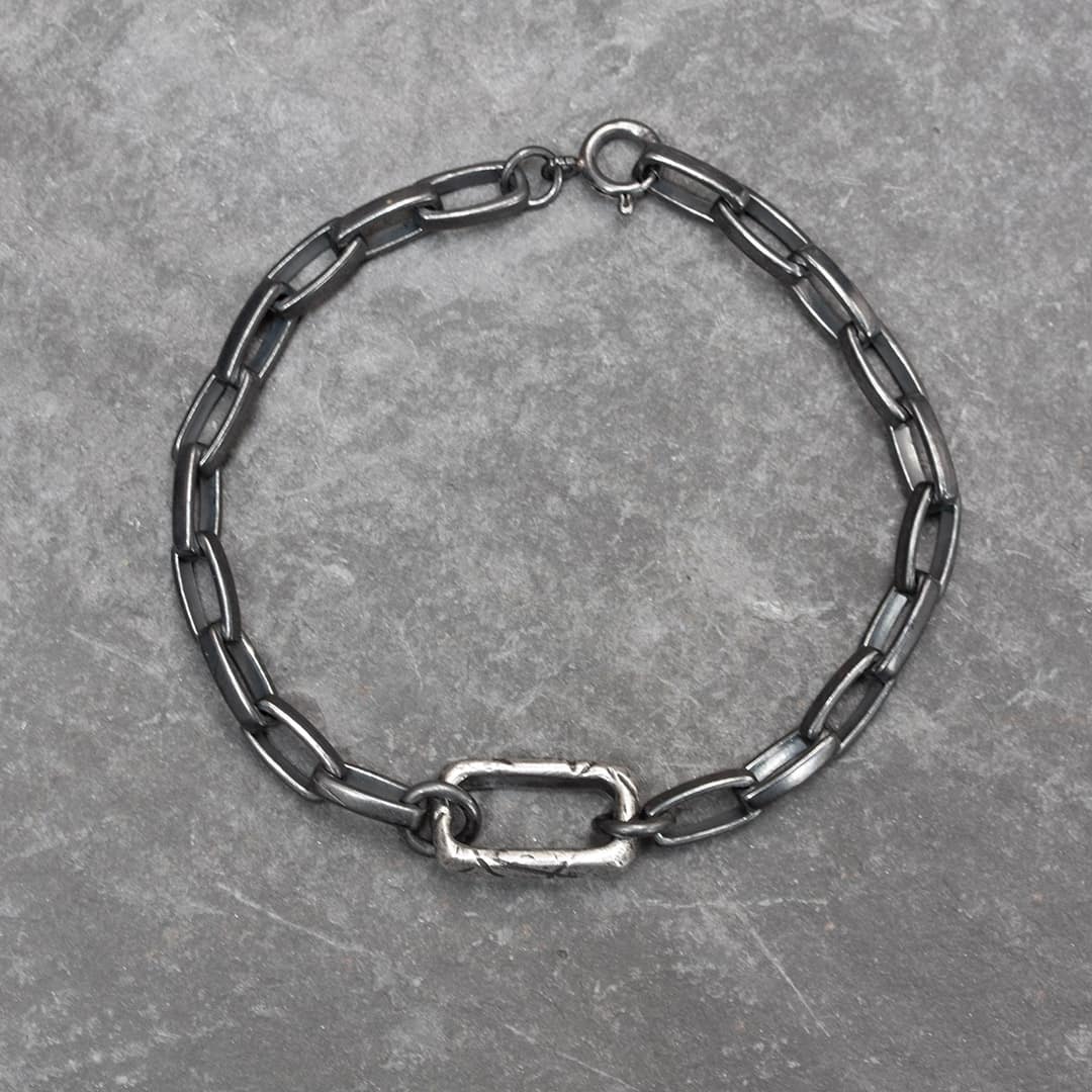 Bracelet en argent pour homme en chaine avec un anneau sculpté