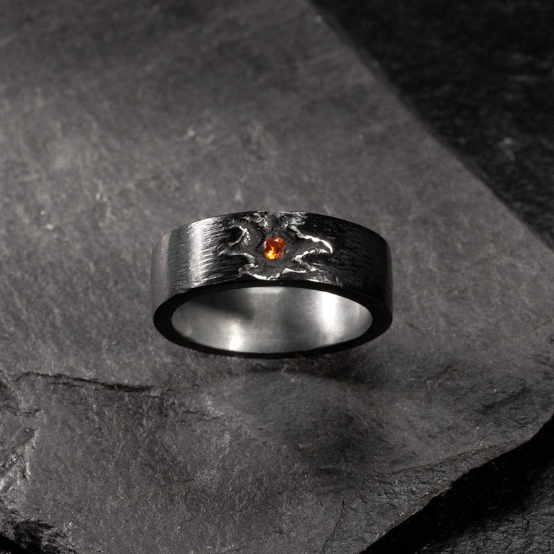 Bague en argent noir avec un grenat au centre