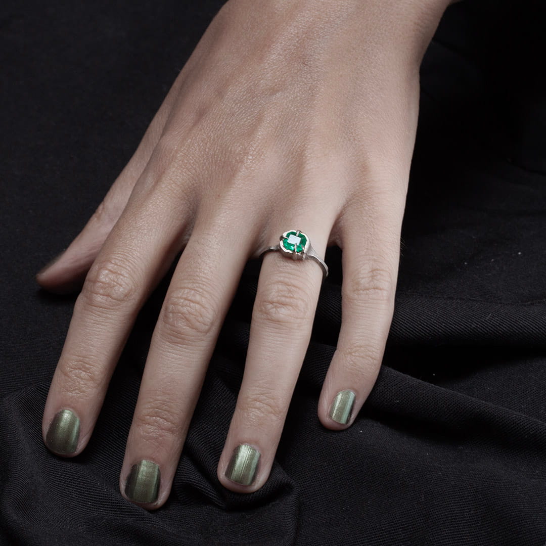 X VIRIDIS SOLITAIRE EN OR BLANC ET EMERAUDE