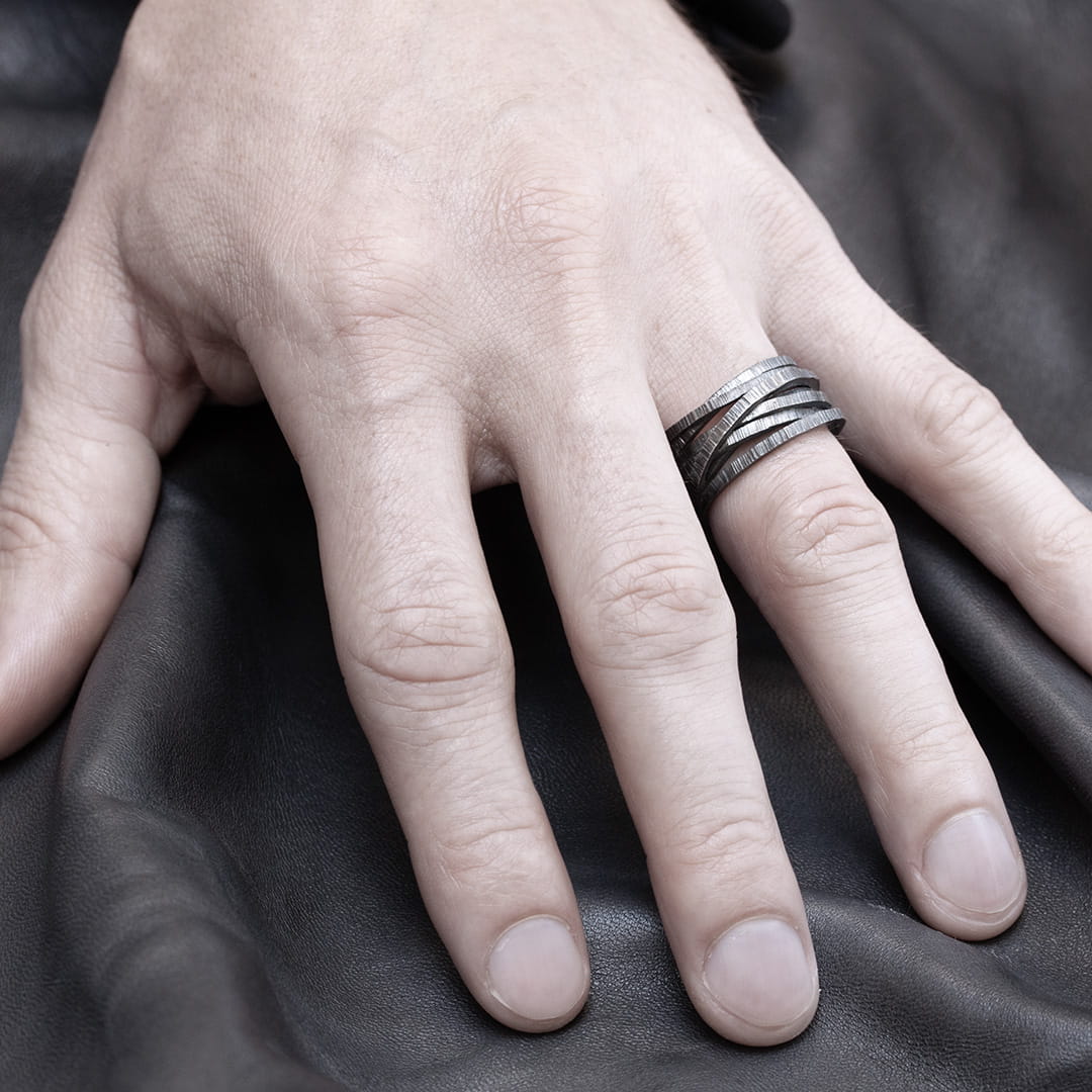 bague massive en argent noir texturée