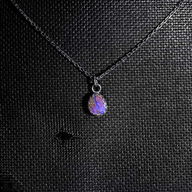 Pendentif en argent noir et opale boulder violette