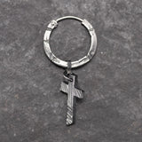 charm en forme de croix en argent sur boucle d'oreille pour homme