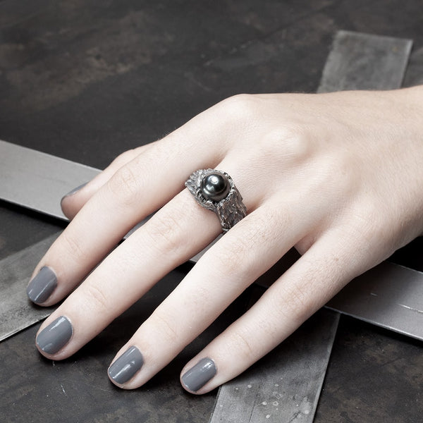 BLACK SILVER RING WITH BLACK PEARL