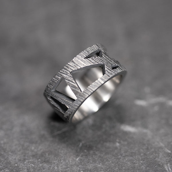 black silver band ring 