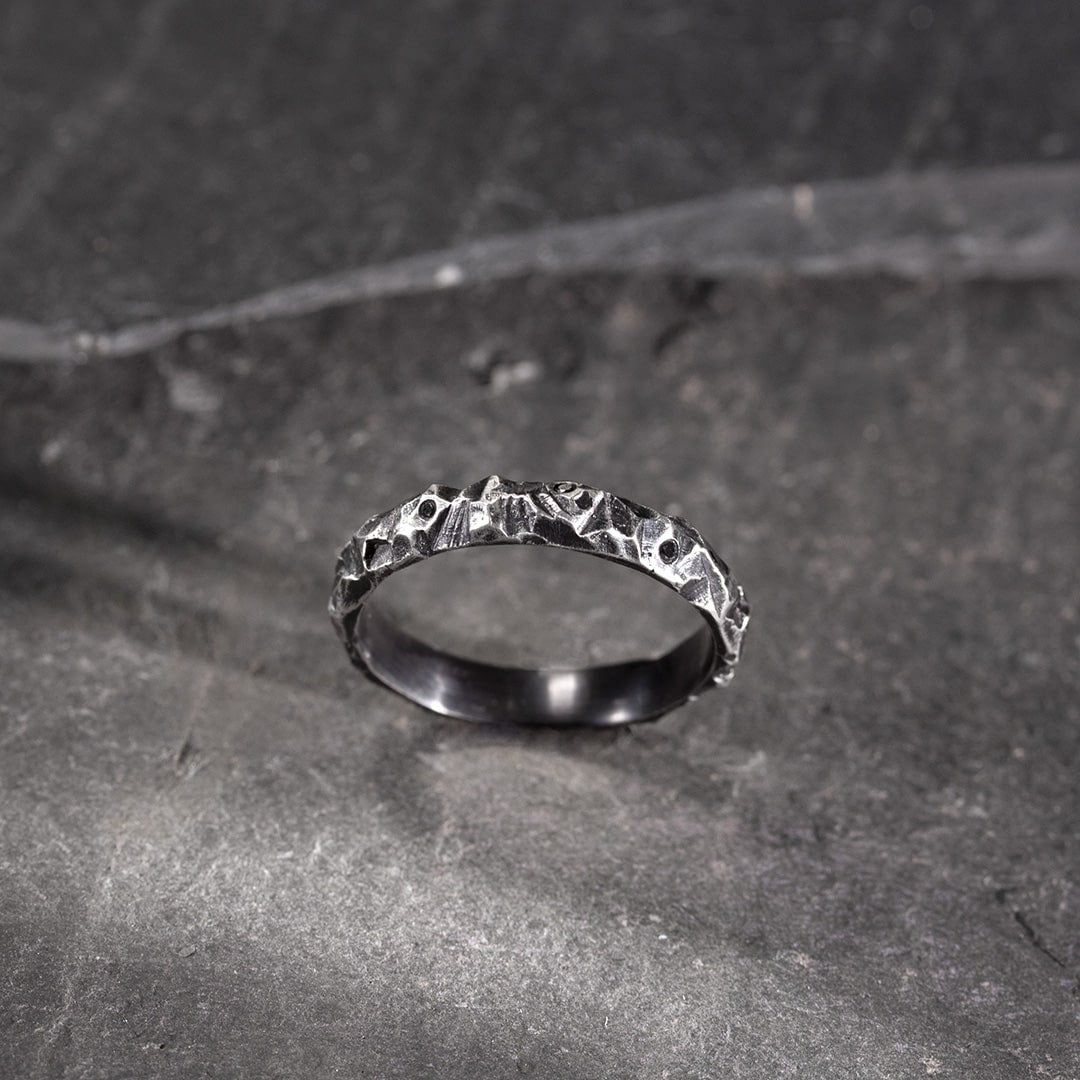 Alliance en platine noir avec diamants noirs