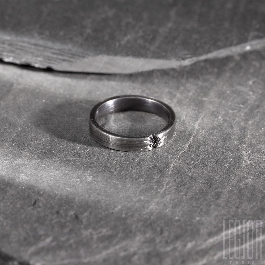 Alliance en platine noir avec diamants noirs