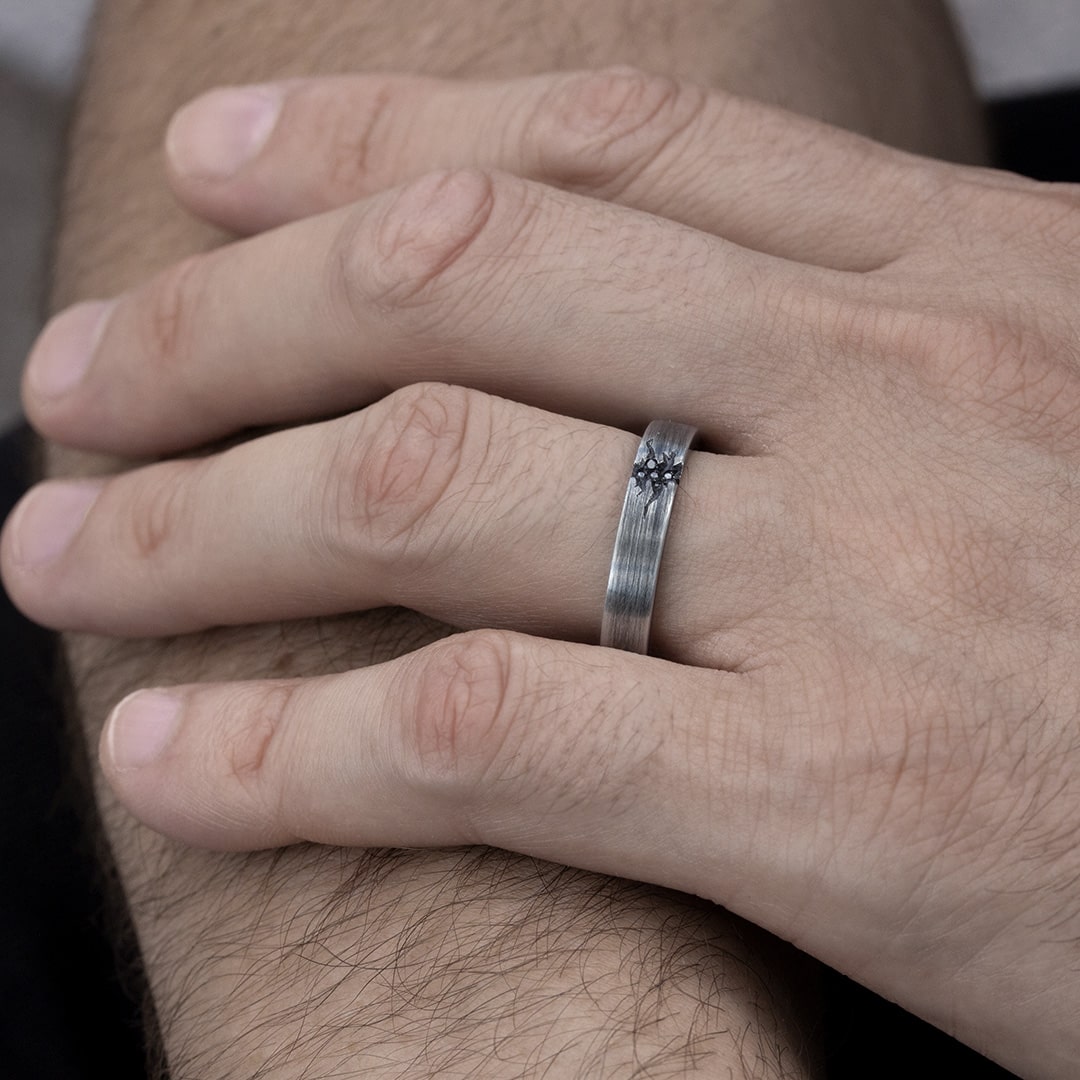Alliance en platine noir avec diamants noirs
