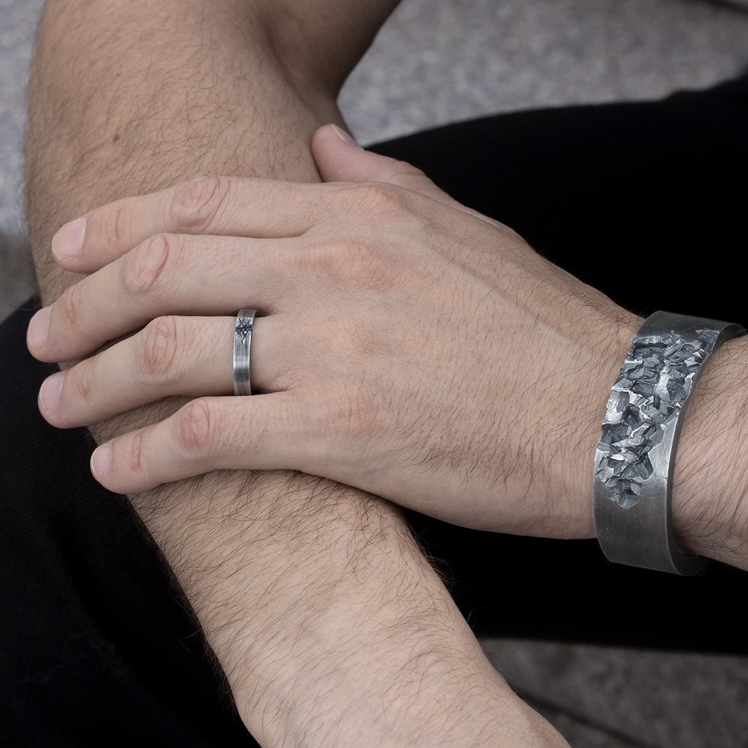 Alliance en platine noir avec diamants noirs