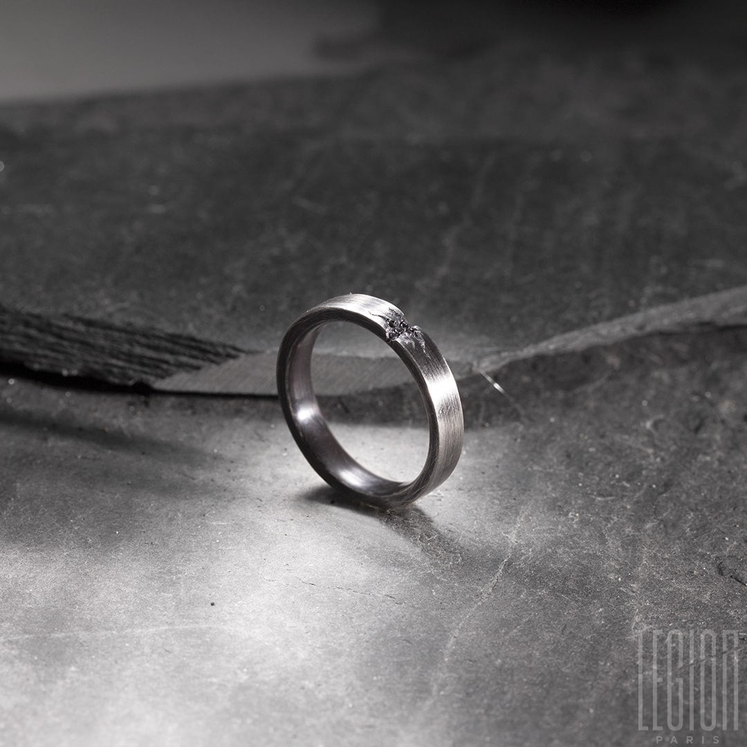 Alliance en platine noir avec diamants noirs