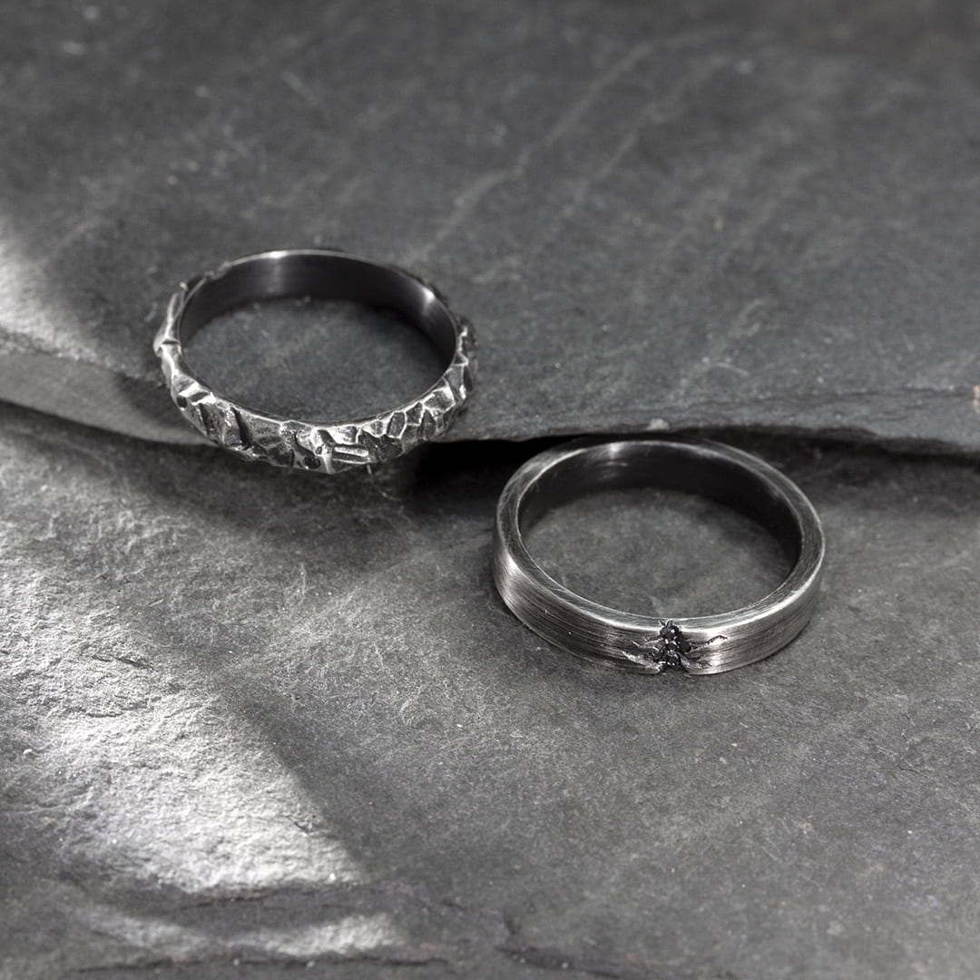 Alliance en platine noir avec diamants noirs