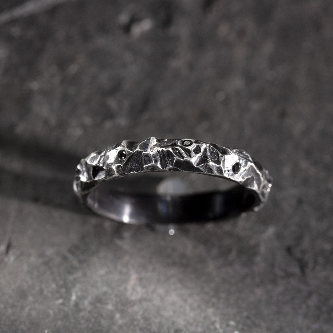 Alliance en platine noir avec diamants noirs