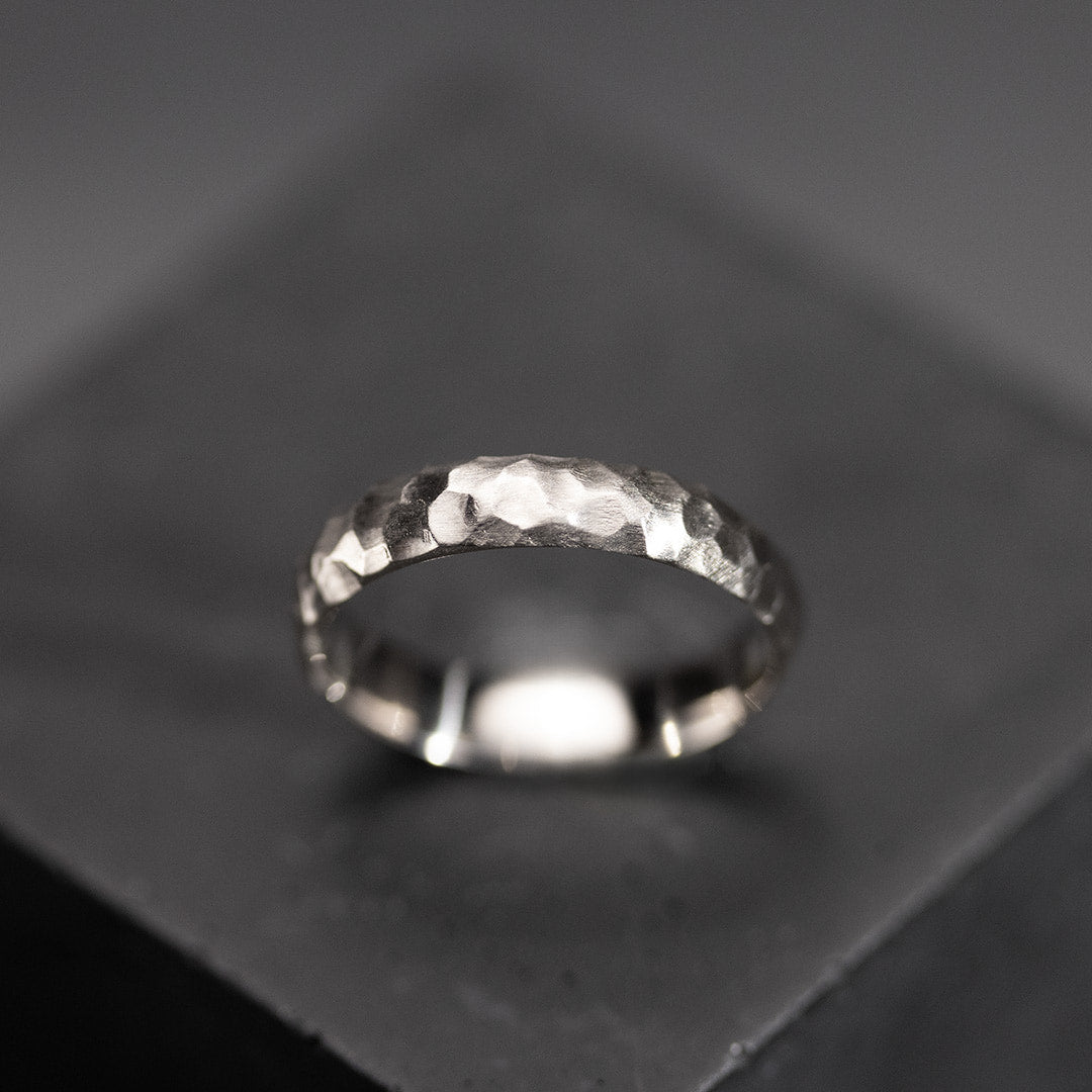 Alliances en or blanc texturées 750/1000