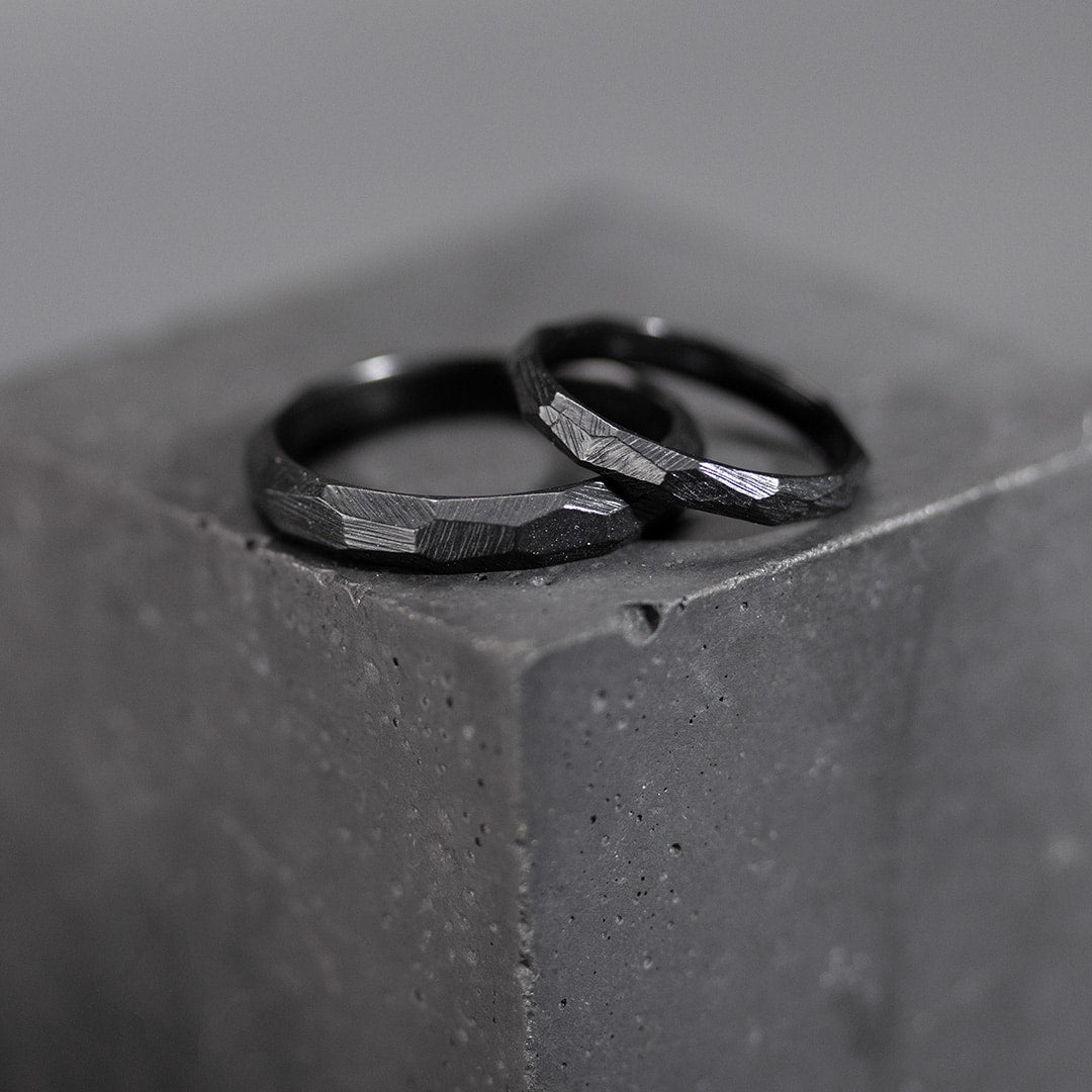 Alliances en or noir texturées 750/1000