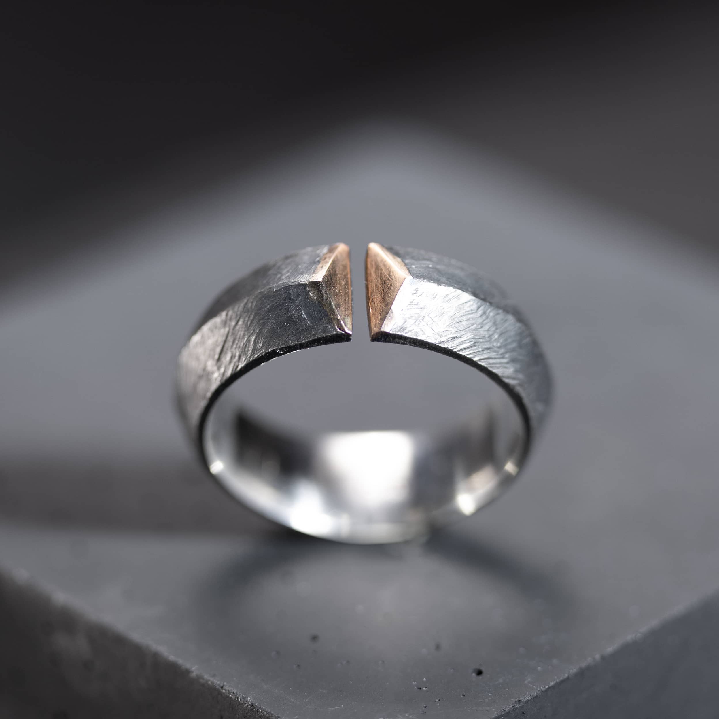 bague ouverte en argent noir et or rouge