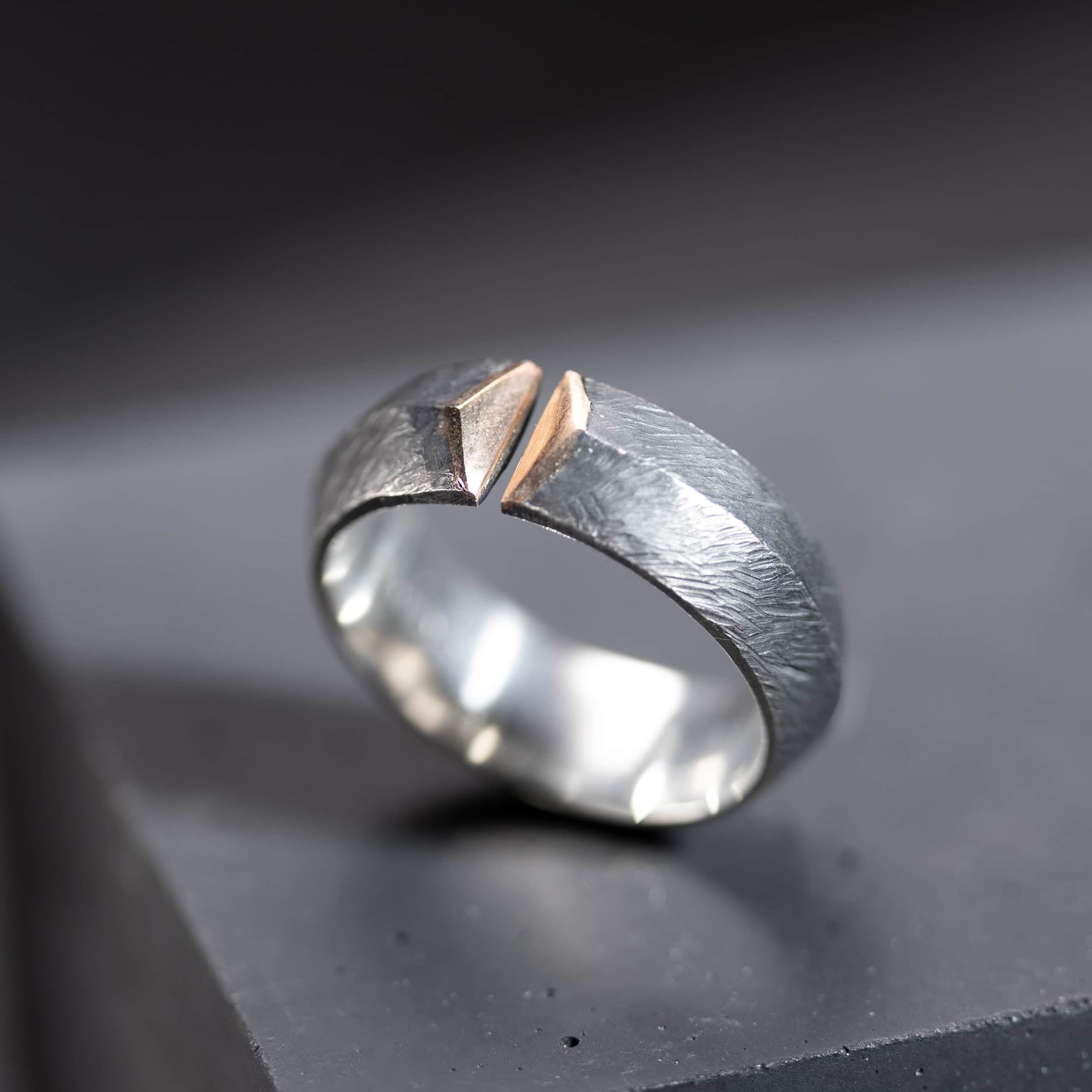 bague ouverte en argent noir et or rouge
