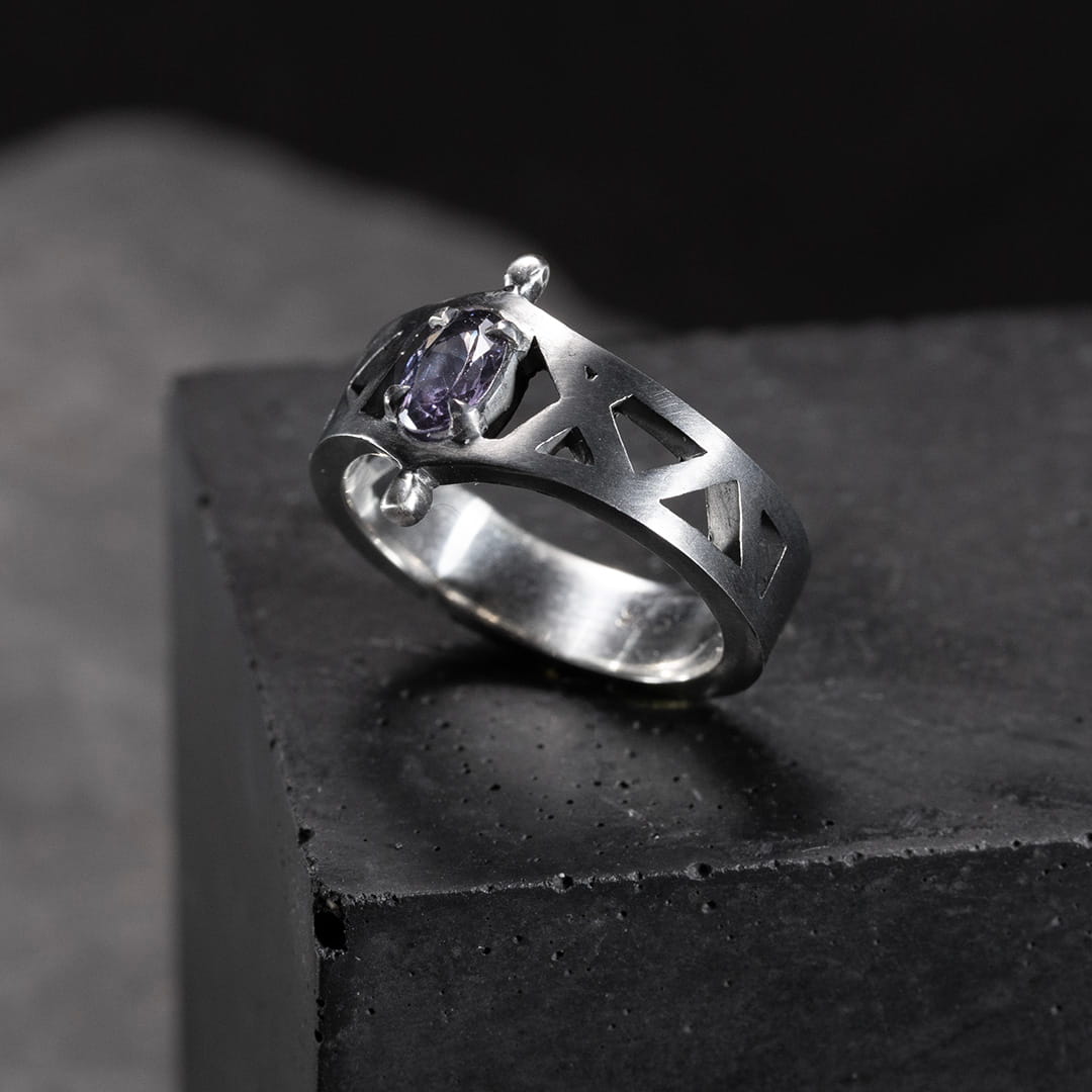 bague originale ajourée pour femme en argent et spinelle violet. 