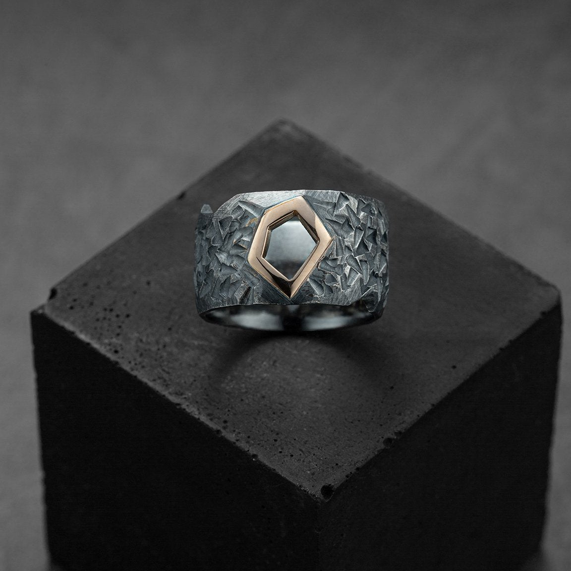 bague massive pour homme en argent noir et or rouge. Design contemporain